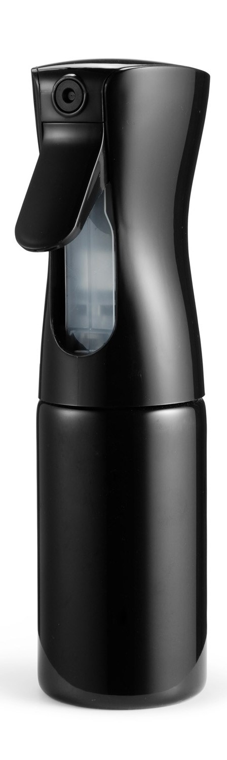 Eine schwarze Sprühflasche mit einem Auslöser oben, lang und schlank vor weißem Hintergrund.