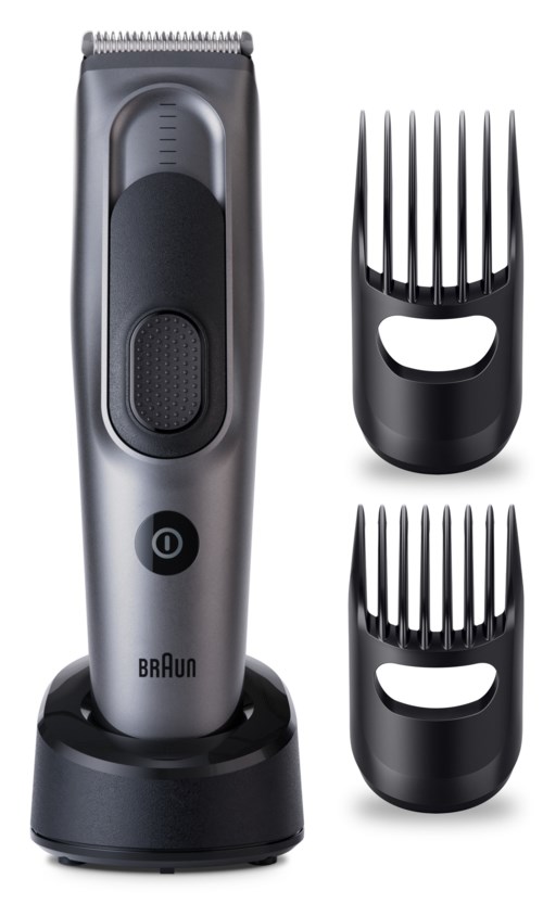 Ein elektrischer Haarschneider mit zwei schwarzen Aufsätzen, auf einem schwarzen Stand. Markenname "Braun" ist sichtbar.