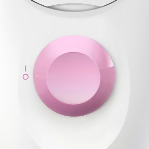 Ett rosa reglage på en vit tvättmaskin, med en liten knapp på sidan och en kontrolletikett.