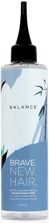 Eine lange Flasche mit schwarzer Düse, gekennzeichnet 'Balance,' bewirbt Haarpflege mit blauem und weißem Design.