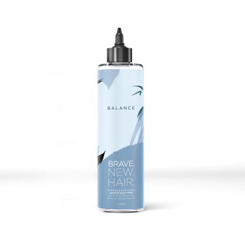 Eine lange, blaue und weiße Flasche mit schwarzer Düse, beschriftet mit 'BRAVE NEW HAIR' und 'BALANCE', steht vor weißem Hintergrund.