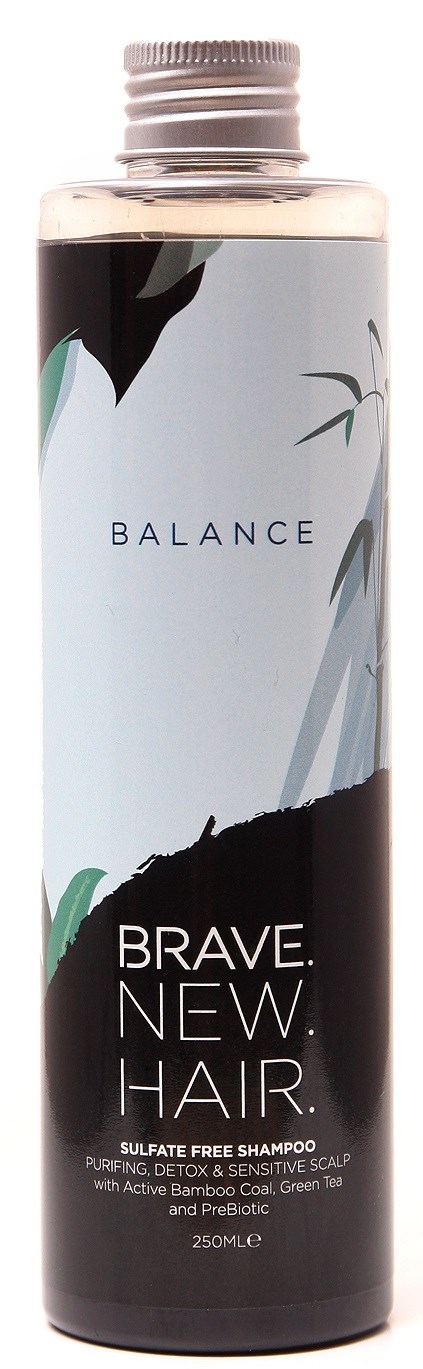 Eine Shampoo-Flasche mit der Aufschrift 'Balance' und 'Brave New Hair' in schwarz-weiß Design mit grünen Blättern.