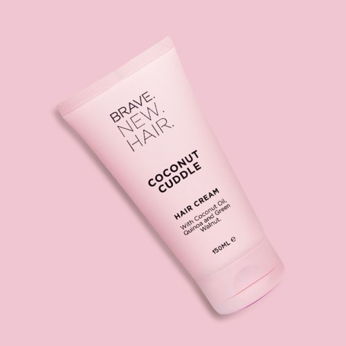 Eine rosafarbene Tube mit Haarkreme, beschriftet 'Coconut Cuddle'. Enthält Kokosöl, Quinoa und grüne Walnuss.