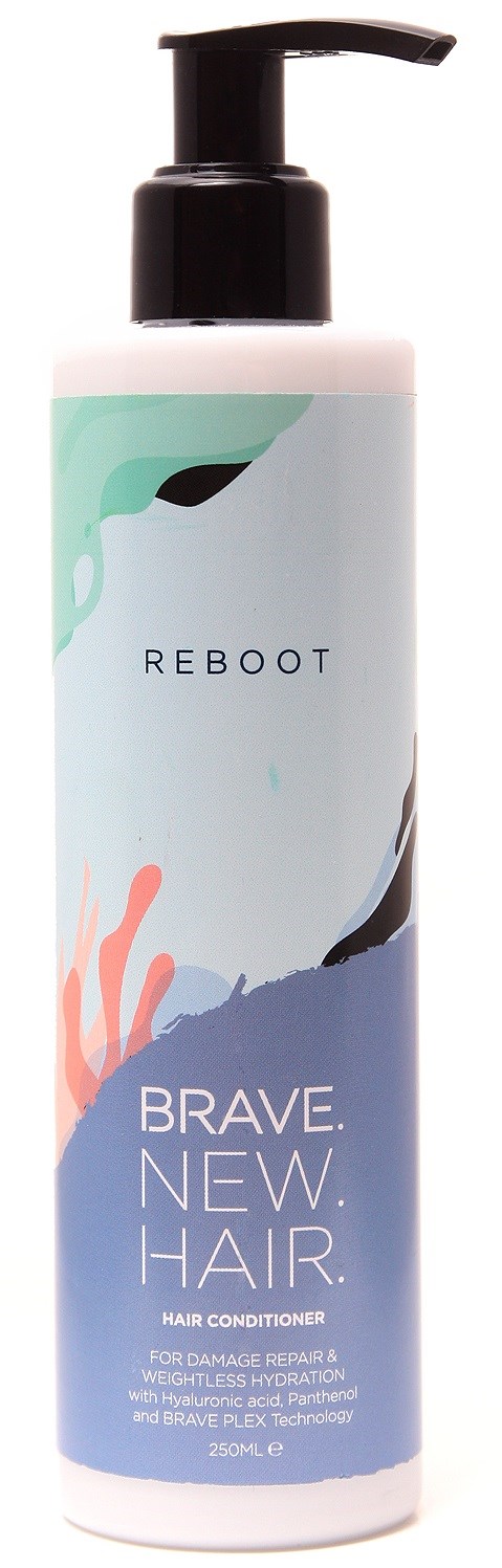 Eine lange weiße Flasche mit schwarzem Pumpspender, gekennzeichnet Reboot, Brave. New. Hair. für geschädigtes Haar, 250 ml.