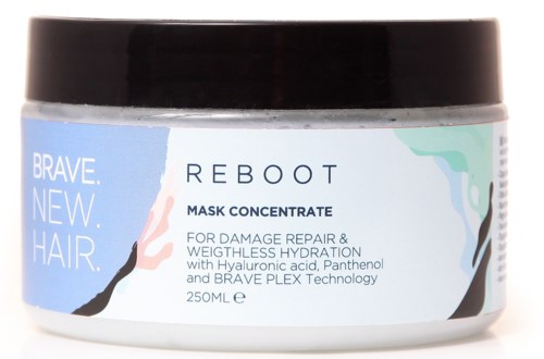 Ein Behälter mit Reboot Mask Concentrate für Haarreparatur und Feuchtigkeitsversorgung, schwarzer Deckel und blauer und weißer Aufkleber.