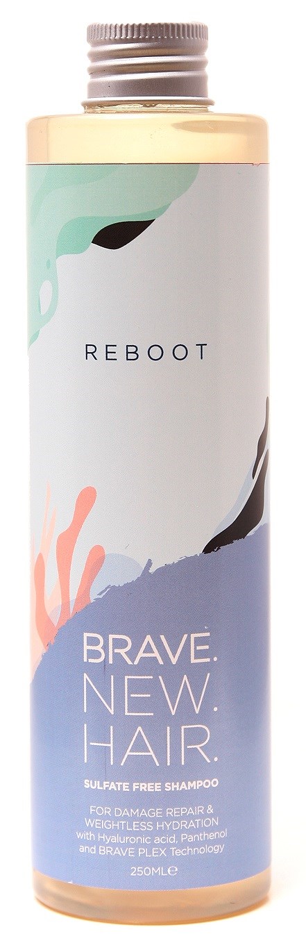 Eine lange Flasche Shampoo mit 'Reboot' beschriftet, bunte abstrakte Gestaltung und die Worte 'Brave. New. Hair.'