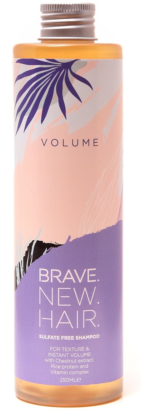 Eine Flasche Shampoo mit der Aufschrift "BRAVE. NEW. HAIR." mit lila und pfirsichfarbenem Blumenmuster und silberner Kappe.