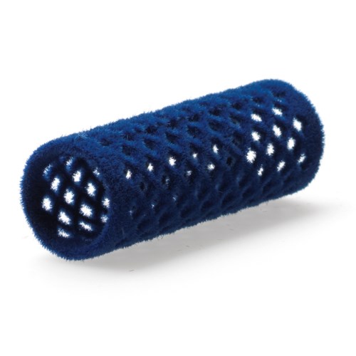 Sininen hiusrulla pehmeästä, verkkomaista materiaalista hiusten muotoiluun.