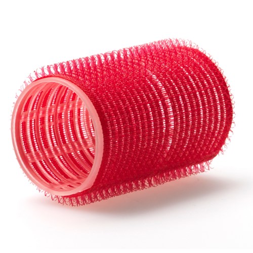 Een rode haarroller met een fluffy, getextureerde oppervlakte voor het stylen van haar. Het is hol binnenin en gemaakt van kunststof.