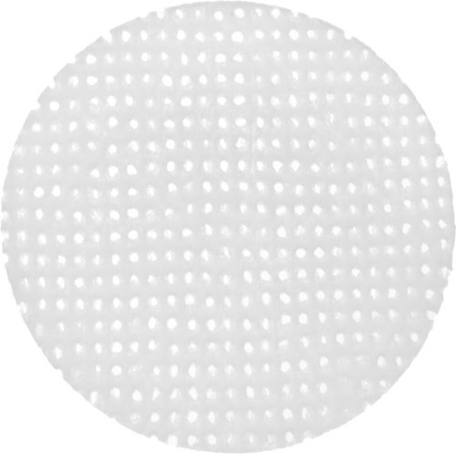 Närbild av en vit filter- eller dyna med små hål i rutnätliknande mönster.