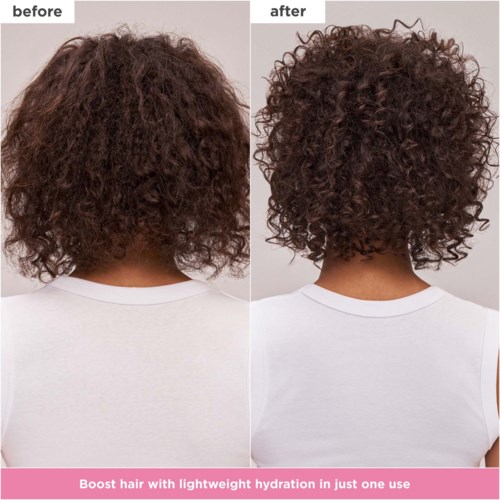 Het krullende haar van een vrouw lijkt na gebruik van een haarproduct meer gedefinieerd en minder pluizig.