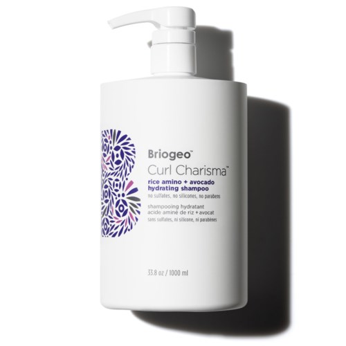 En vit flaska med pump, märkt "Biologo Curl Charisma Rice Amino + Avocado Hydrating Shampoo," visar produktdetaljer.