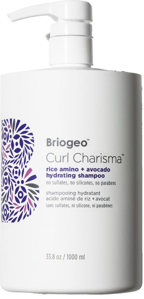 En vit schampoflaska märkt "Briogeo Curl Charisma" med en lila blommönster och pumphuvud.