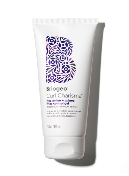 Een witte tube met een patroon van een B in paars en blauw. Het is een haargeelproduct genaamd Briogeo.