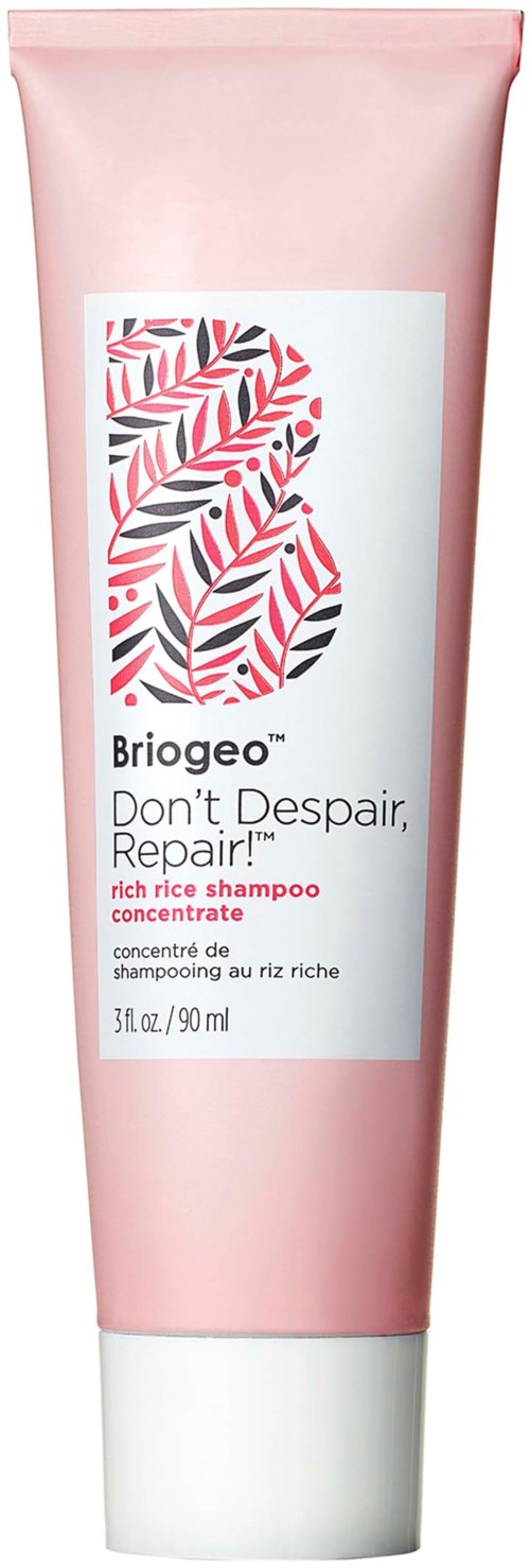 Roze tube met Briogeo-shampoo met bladontwerp en productdetails op het label.