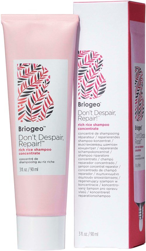 Een roze flesje Briogeo haarshampoo met een bladlogo op het label en een bijpassende doos.