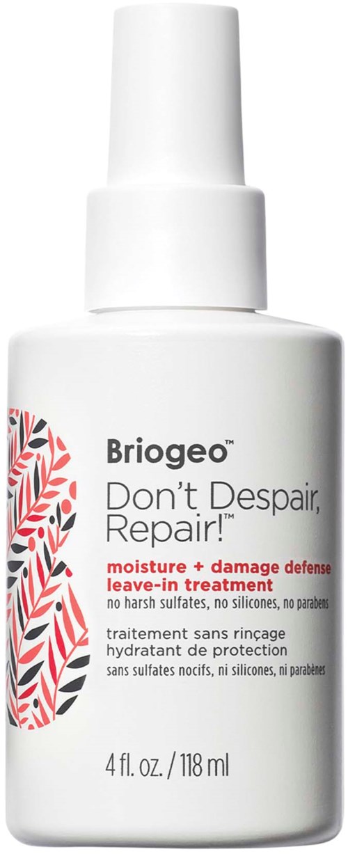 Witte fles met spraykop, label 'Briogeo Don’t Despair, Repair!'. Het is een leave-in behandeling voor beschadigd haar.