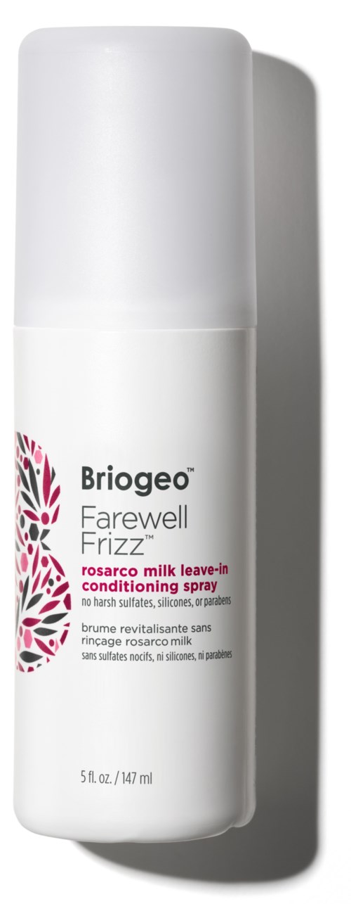 Een witte fles met Briogeo Farewell Frizz leave-in conditioner spray met roze bladontwerp en tekst.
