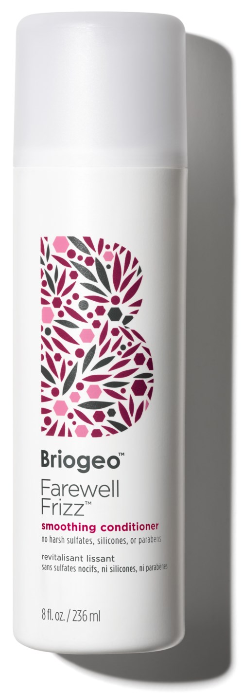 Een witte fles met een roze en zwarte bloemenontwerp letter B, gelinkt aan Briogeo Farewell Frizz verzachtende conditioner.