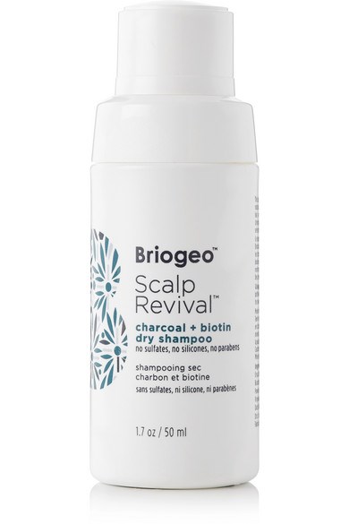 Een klein wit flesje met een label dat Briogeo Scalp Revival, houtskool en biotine droogshampoo zegt.