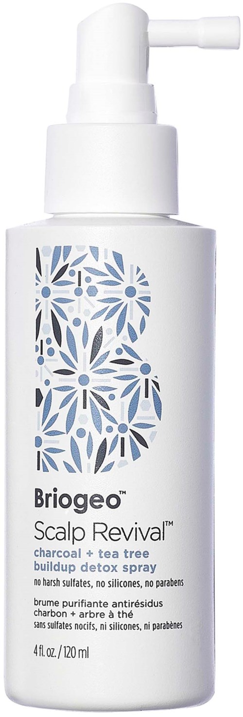 Een witte sprayfles met label 'Briogeo Scalp Revival' met blauwe en zwarte ontwerpen, voor hoofdhuid detox.