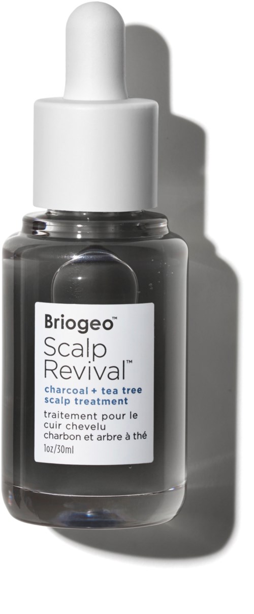 Een klein donker flesje met witte pipetdop, gelabeld 'Briogeo Scalp Revival Charcoal + Tea Tree'.