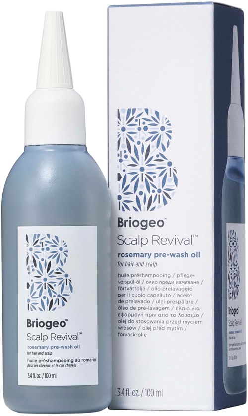 Een fles scalp behandelolie met een decoratief label en een doos met vergelijkbaar ontwerp. Het product is rozemarijn pre-wash olie.