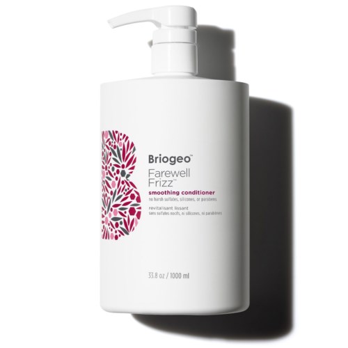 En vit flaska med Briogeo Farewell Frizz-allasbalsam med en rosa och grå blomsterlogga.