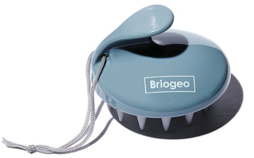 Een blauwe handmatige hoofdhuidmassager met handvat en zachte borstels, op een witte achtergrond.