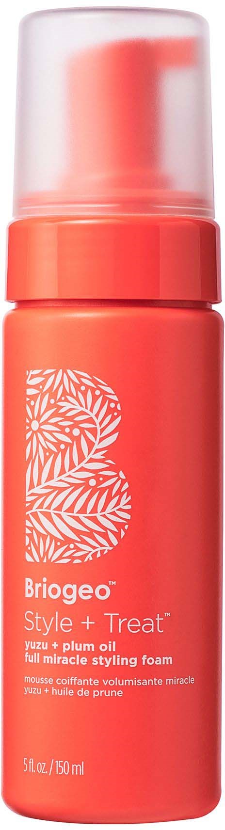 Een koraalrode fles met Briogeo haarfoam met pomp en wit ontwerp, gemarkeerd als stijlschaum.