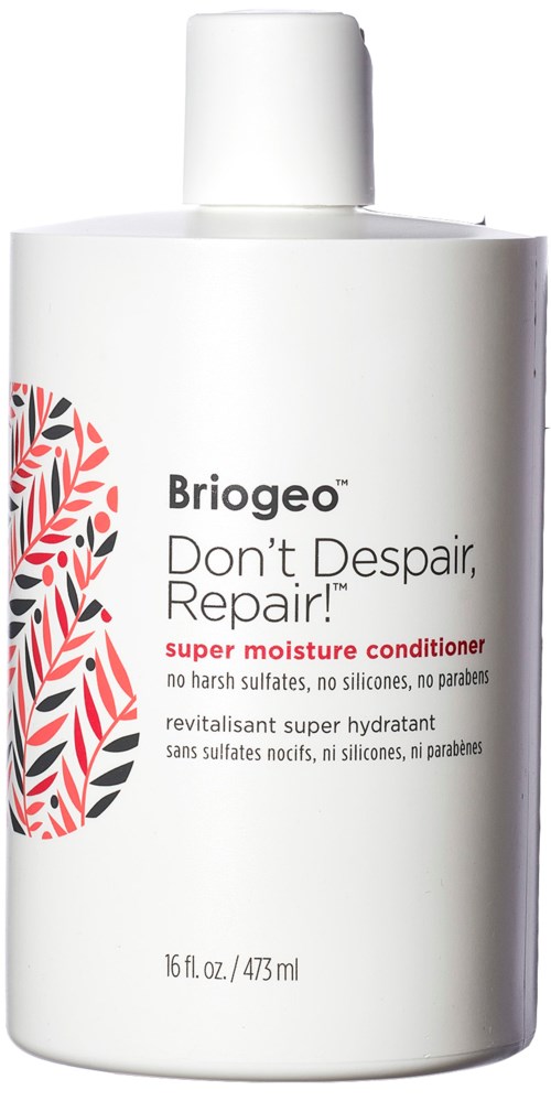 Een witte fles Briogeo super moisture conditioner met rode, zwarte en roze bladpatronen op het label.