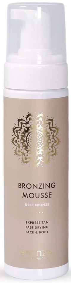 Een beige fles met witte pomp, label zegt Bronzings Mousse, voor diep brons, snel drogende huid en lichaam.