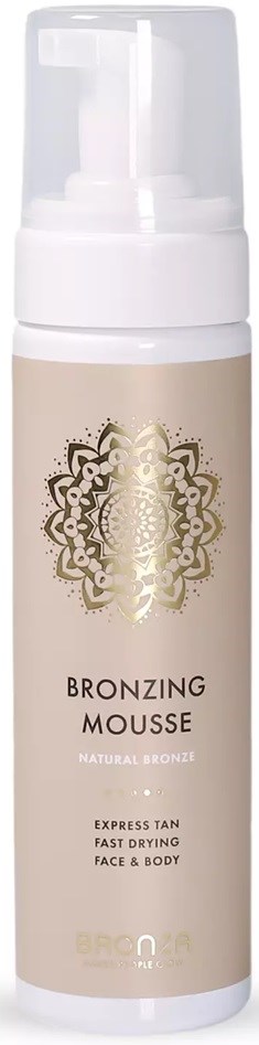 Beige fles met witte pomp, gelabeld 'Bronzing Mousse' voor gezicht en lichaam, snel drogend en natuurlijke kleur.