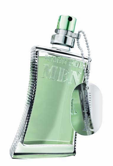 Een mannengeurfles met een groen sproeikopje, een metalen ketting en een zilveren naamplaatje.