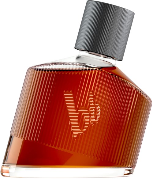 Een stijlvolle parfumfles met een getextureerde grijze dop en een logo aan de voorkant, gevuld met amberkleurige vloeistof.