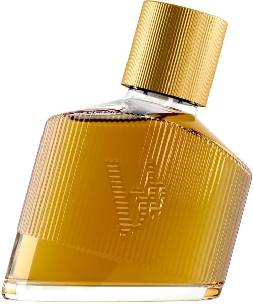 Een parfumfles met een goudkleurige dop en ontwerp, schuin gekeerd, met een heldere glazen body die gouden vloeistof toont.
