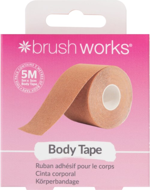 Eine Rolle hautfarbener Body Tape auf pink verpackung, mit "brush works" gekennzeichnet, mit Größen- und Gebrauchsanweisung.