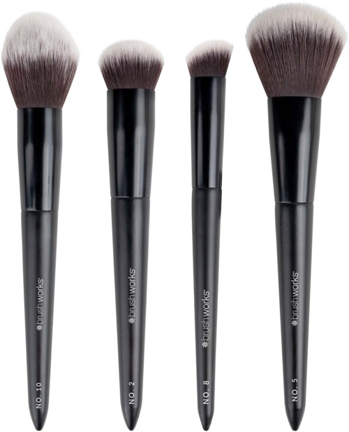 Fyra makeupborstar med svarta handtag, i olika storlekar, med fluffiga borstar för att applicera smink.
