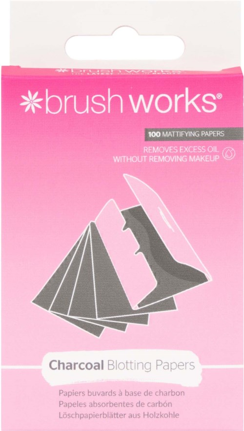 Eine pinke Verpackung enthält 100 Kohle-Absorptionspapiere zum Entfernen von überschüssigem Öl ohne Make-up. Illustration der Papiere und eines Werkzeugs.