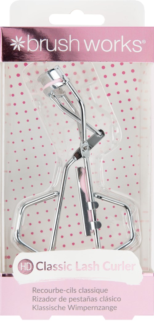 En metall øyenvippejern i rosa emballasje med teksten 'brush works' og 'Classic Lash Curler'.