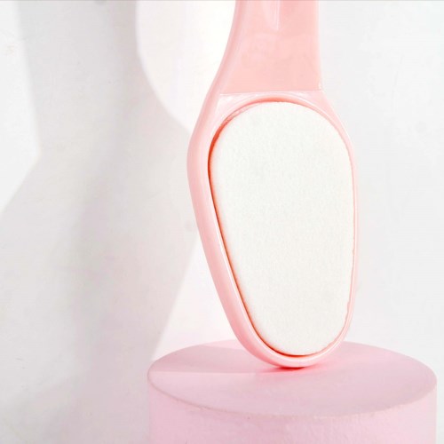 En rosa rengöringsborste med oval form, placerad på en rosa stång mot en vit bakgrund.