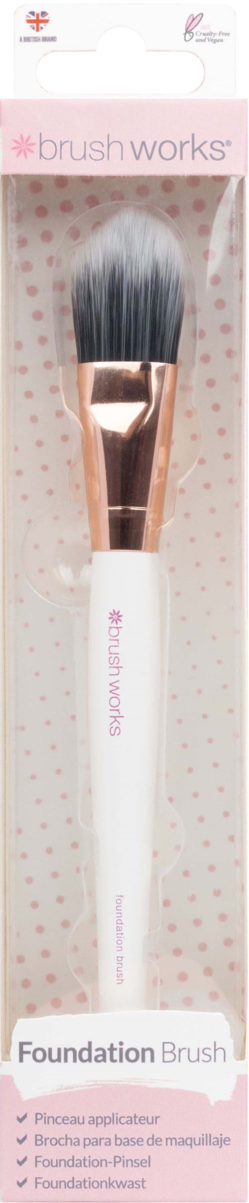 Make-up kwast met witte handgreep, zwarte en bruine haren, in verpakking gemarkeerd als 'brush works' en 'Foundation Brush'.