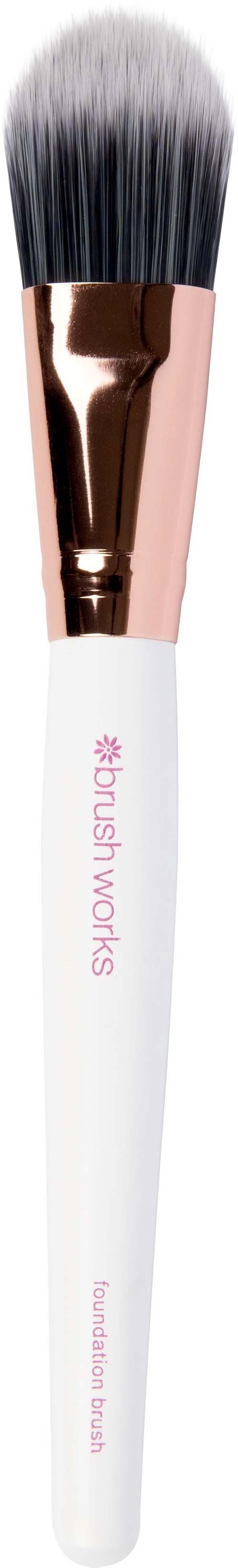 Een make-up kwast met witte handgreep, zwart-witte haren, en roségouden hals.