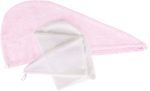 Två tygbitar, en rosa och en vit, är vikta och lagrade. De verkar mjuka och kan vara handdukar eller kläder.