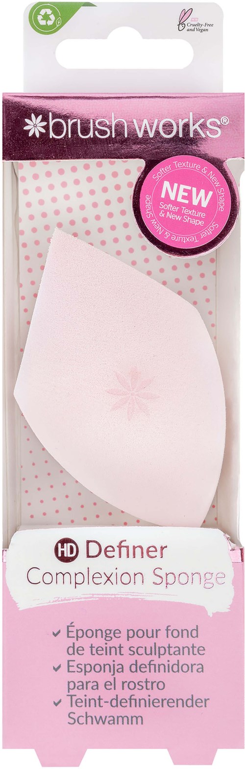 Een roze en witte make-up spons in druppelvorm met sneeuwvlokontwerp in doorzichtige plastic verpakking.