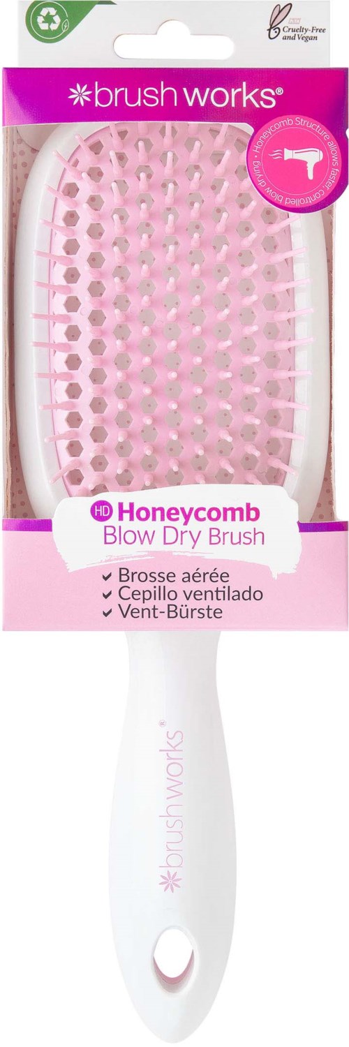 Vaalenpunainen ja valkoinen hiusharja nimeltä Honeycomb Blow Dry Brush, jossa on teksturoitu pinta ja kädensija.