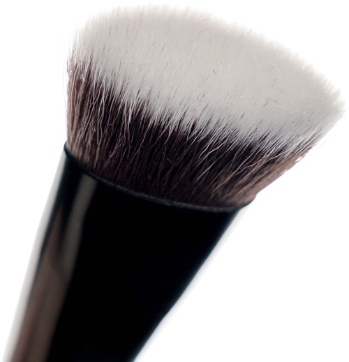 En makeupborste med vita och bruna borst och ett svart handtag.