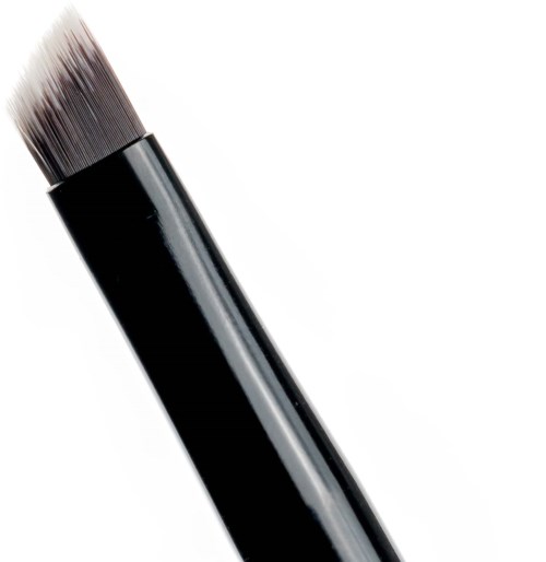 En makeup-borste med bruna borst och ett glänsande svart handtag på en vit bakgrund.