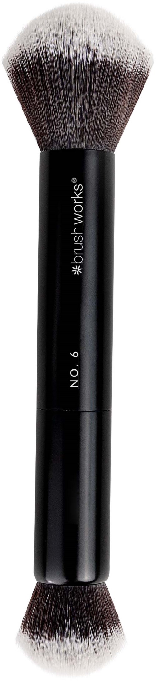 En svart makeup-borste med vita och bruna borst, märkt med siffra 6.