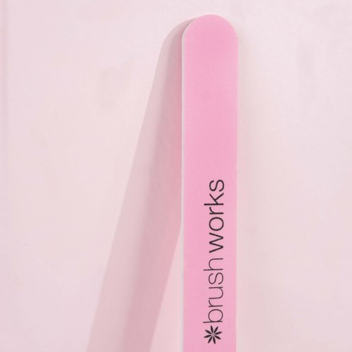 Różowy plik z czarnym napisem 'brush works' na jasnym różowym tle.